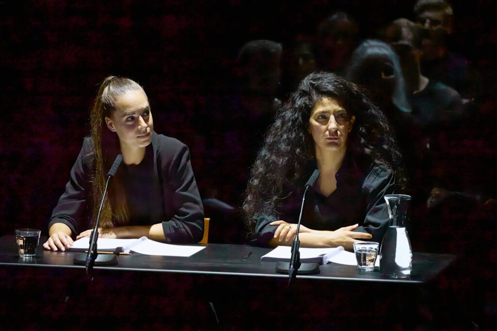  Haben die Rollen als Sprecherinnen und Leiterinnen des Abends übernommen: Die beiden Schauspielerinnen Tabitha Frehner (links) und Atina Tabé (rechts). (Bild: pd/Jos Schmid)