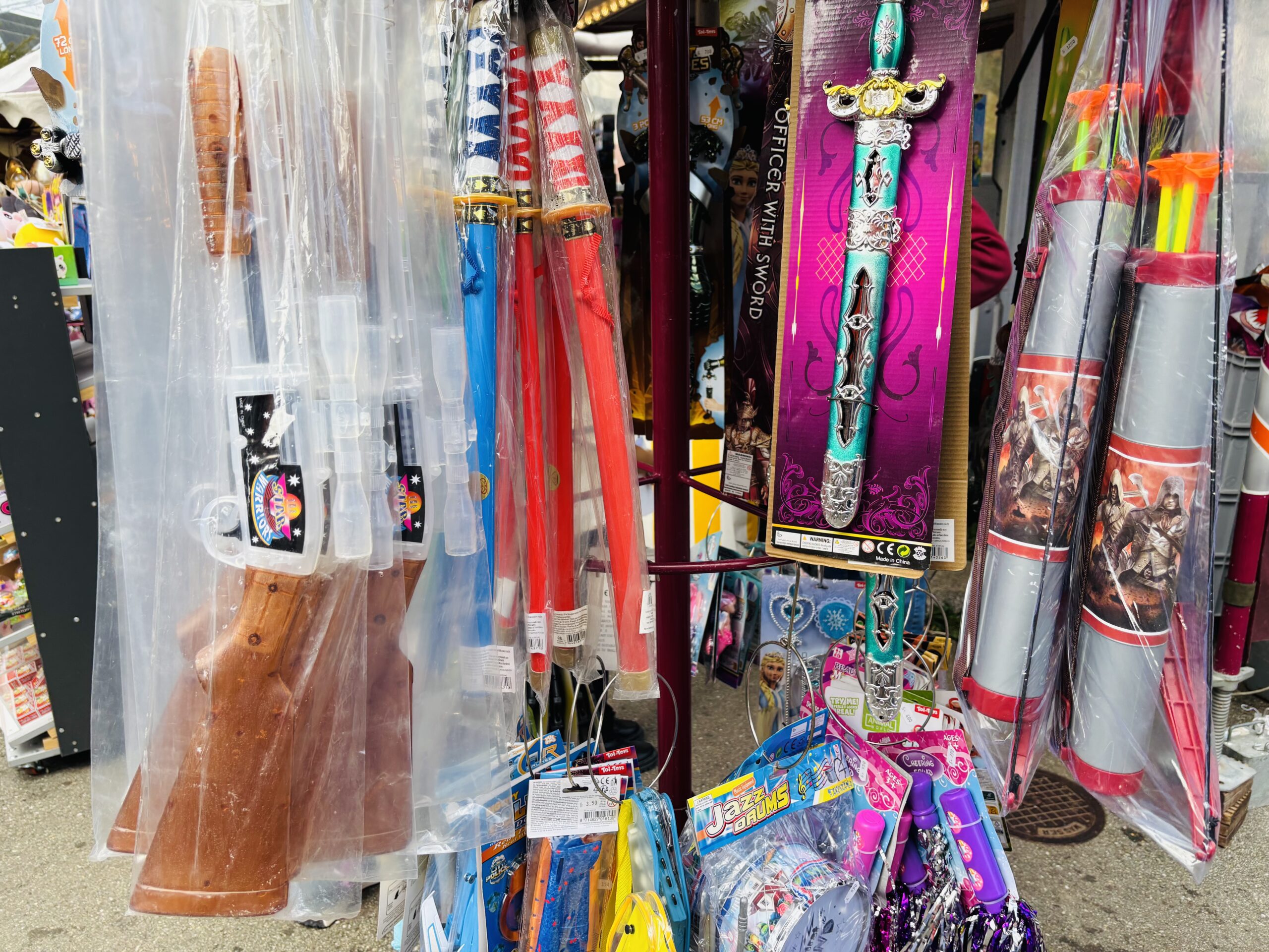 Kriegsspielzeuge und Pistolen an einem Jahrmarkt